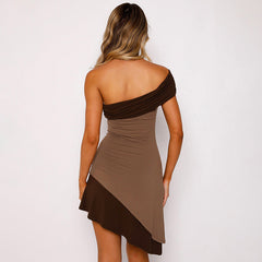 Vestido de cintura alta sin mangas con cuello diagonal y color en contraste