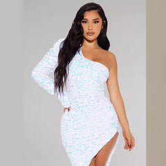 Vestido largo de lentejuelas con un hombro al descubierto y manga larga con abertura alta