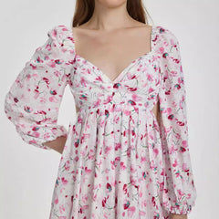 Elegante vestido de talle alto con estampado digital