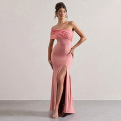 Schickes, schulterfreies Kleid mit Mesh-Einsätzen und Schlitz