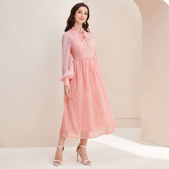 Elegantes Kleid mit Ziernähten an den Ärmeln und hoher Taille