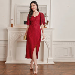 Elegantes Spitzenkleid mit V-Ausschnitt und Patchwork-Details