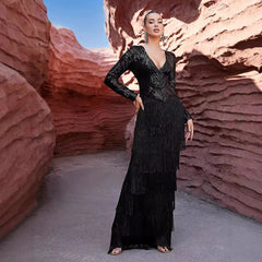 Vestido de cena con borlas negras y manga larga