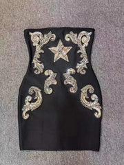 Vestido veraniego mini con cuello tubo y cuentas