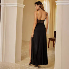 Vestido negro con abertura alta, cintura ajustada, tirantes transparentes