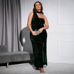 Vestido largo tipo tubo con cuello halter y hombros oblicuos de talla grande