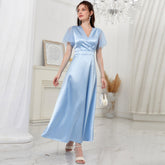 Vestido de satén con escote en V y mangas con costuras de malla