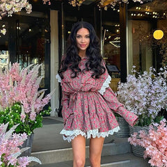 Vestido con costuras florales, cuello polo, manga larga, encaje, corte A