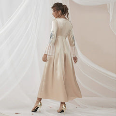 Vestido con cuello redondo, mangas regulares, volantes y apliques