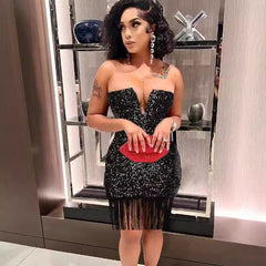 Vestido tubo con escote en V y borlas