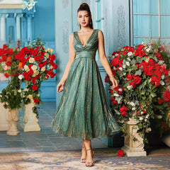 Elegantes Kleid mit tiefem V-Ausschnitt und Taillenband