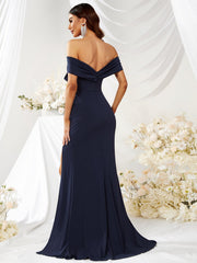 Elegantes, figurbetontes Kleid mit hohem Schlitz und schulterfreiem Schnitt