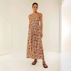 Vestido casual con escote descubierto y tirantes