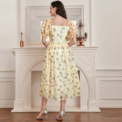 Elegantes Kleid aus Mesh mit quadratischem Kragen, Puffärmeln und hoher Taille