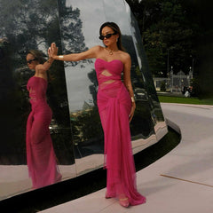 Vestido ajustado con cuello halter y tirantes finos transparentes