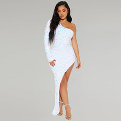 Vestido largo de lentejuelas con un hombro al descubierto y manga larga con abertura alta