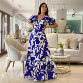 Vestido elegante con escote en V, cordones y cintura ajustada con grandes costuras y orejas de madera