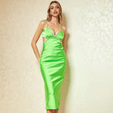 Vestido de satén ajustado con escote en V profundo y espalda descubierta