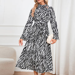 Schmale, elegante Maxi-Kleid mit ausgestellten Ärmeln, Stehkragen und dünnen Trägern sowie Leopardenmuster