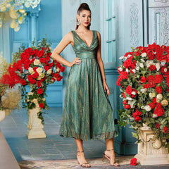 Elegantes Kleid mit tiefem V-Ausschnitt und Taillenband