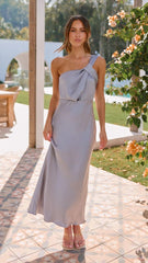 Vestido tubo elegante del sudeste asiático de un solo hombro en color liso con corte A