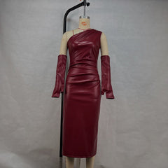 Vestido cruzado de cuero con abertura en el pecho, ajustado y plisado