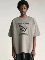 Camiseta informal holgada de manga corta con escudo