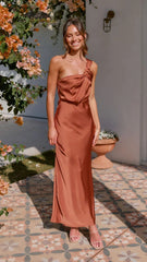 Vestido tubo elegante del sudeste asiático de un solo hombro en color liso con corte A