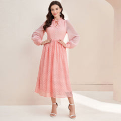 Elegantes Kleid mit Ziernähten an den Ärmeln und hoher Taille