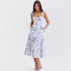 Sommerkleid aus der Kollektion: Süßes, würziges, geblümtes Midikleid mit offenem Rücken und ärmellosen Trägern für den Sommer