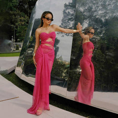 Vestido ajustado con cuello halter y tirantes finos transparentes