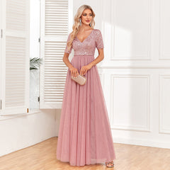 Elegantes, kurzärmeliges, gestepptes Abendkleid aus Tüll in A-Linie mit doppeltem V-Ausschnitt und Paillettenbesatz