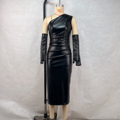 Vestido cruzado de cuero con abertura en el pecho, ajustado y plisado