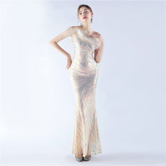 Vestido de noche de alta gama con cuello diagonal y un hombro de plumas de avestruz con lentejuelas florales