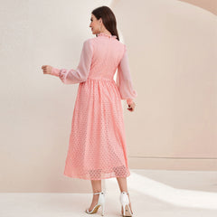 Elegantes Kleid mit Ziernähten an den Ärmeln und hoher Taille