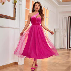 Vestido elegante de alta costura, de color rojo rosa, ajustado, sin mangas, con un solo hombro, tirantes, cuello diagonal, de malla