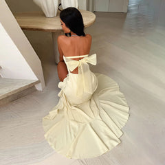 Trägerloses Rüschenkleid mit Schlitz