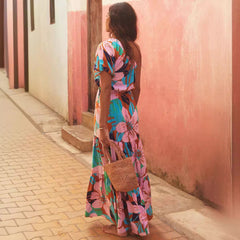 Vestido informal con cuello oblicuo, encaje floral y hombros descubiertos