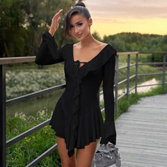 Vestido con cuello en punta, volantes y mangas acampanadas