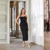 Vestido tipo corsé con tirantes de punto, cintura alta, abertura en la espalda y velo negro con estampado floral tridimensional de diamantes de imitación