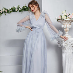 Feenkleid mit V-Ausschnitt, langen Ärmeln, hoher Taille und Applikationen aus Spitze