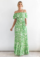 Vestido elegante de corte amplio con vuelo, hombros descubiertos y mangas con volantes y estampado floral