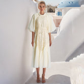 Vestido de color liso con cuello redondo, orejas de madera bordadas, lazo en el cuello y cintura estrecha