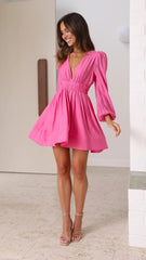 Vestido plisado de manga larga con escote en V profundo y cintura ajustada