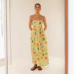 Vestido casual con escote descubierto y tirantes