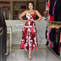 Vestido largo elegante con estampado de rosas rojas y tirantes