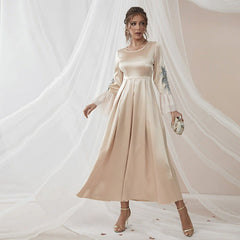 Vestido con cuello redondo, mangas regulares, volantes y apliques