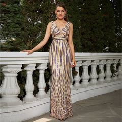 Elegantes langes Paillettenkleid mit V-Ausschnitt und rückenfreiem Oberteil, ideal als Cocktailkleid oder Abendkleid für Brautjungfern