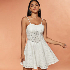 Vestido dulce de encaje blanco con tirantes y parte inferior acampanada