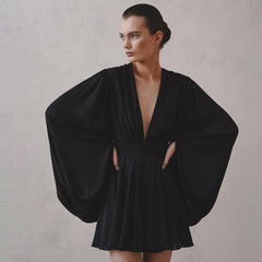 Vestido corto negro con mangas abullonadas y cintura alta, escote en V y control de abdomen